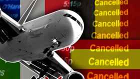 Un avión frente a las banderas de los países que sufrirán huelgas y carteles que indican la cancelación de algunos vuelos.