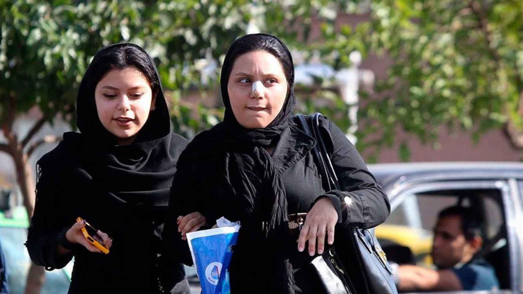 Dos mujeres pasean por Teherán con el velo islámico, en una imagen de archivo.