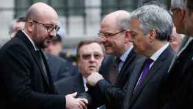 El primer ministro belga, Charles Michel, saluda al ministro de Justicia, Koen Geens, que ayer presentó su dimisión.