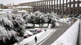 El Acueducto de Segovia despertó hoy con una capa de más de diez centímetros de nieve.