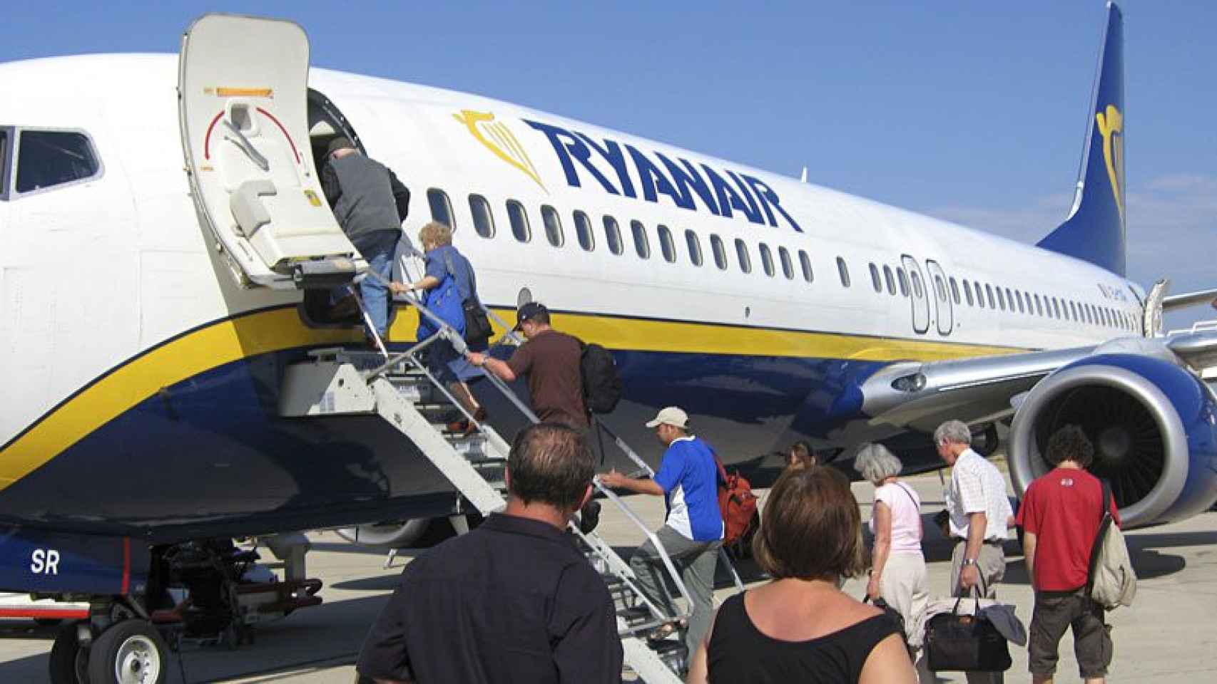 Pasajeros embarcando en un avión de la compañía Ryanair / EFE