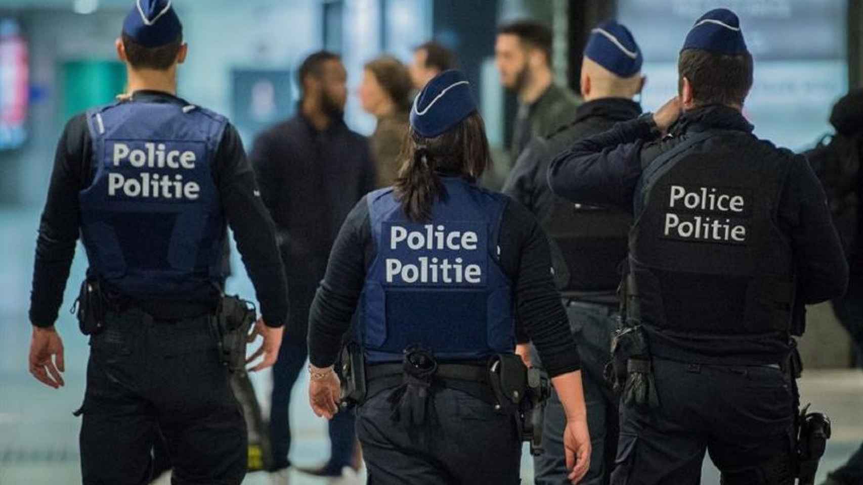 Policias belgas, en una estación de tren de Bruselas, tras los atentados de noviembre en París.