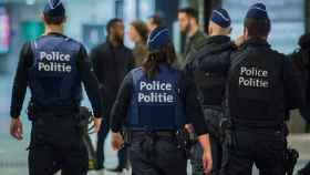 Policias belgas, en una estación de tren de Bruselas, tras los atentados de noviembre en París.