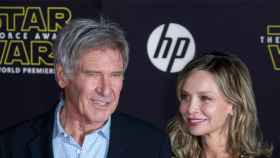 Harrison Ford con su esposa, Calista Flockhart, el lunes en el estreno.