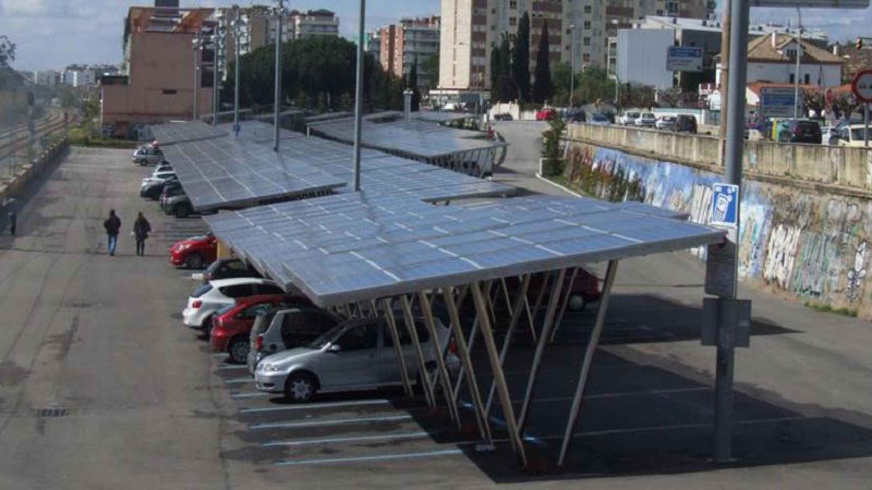 Aparcamiento fotovoltaico en zona azul en Caldes d'Estrac, popularmente conocida como Caldetes