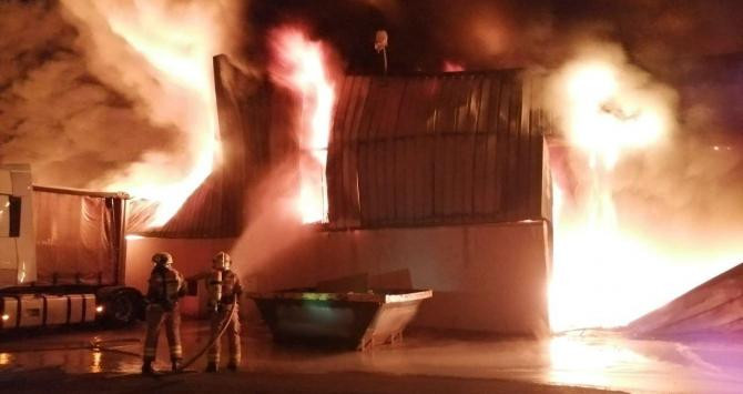 El incendio una nave del polígono industrial de Sant Isidre, en Sant Fruitós de Bages / BOMBERS