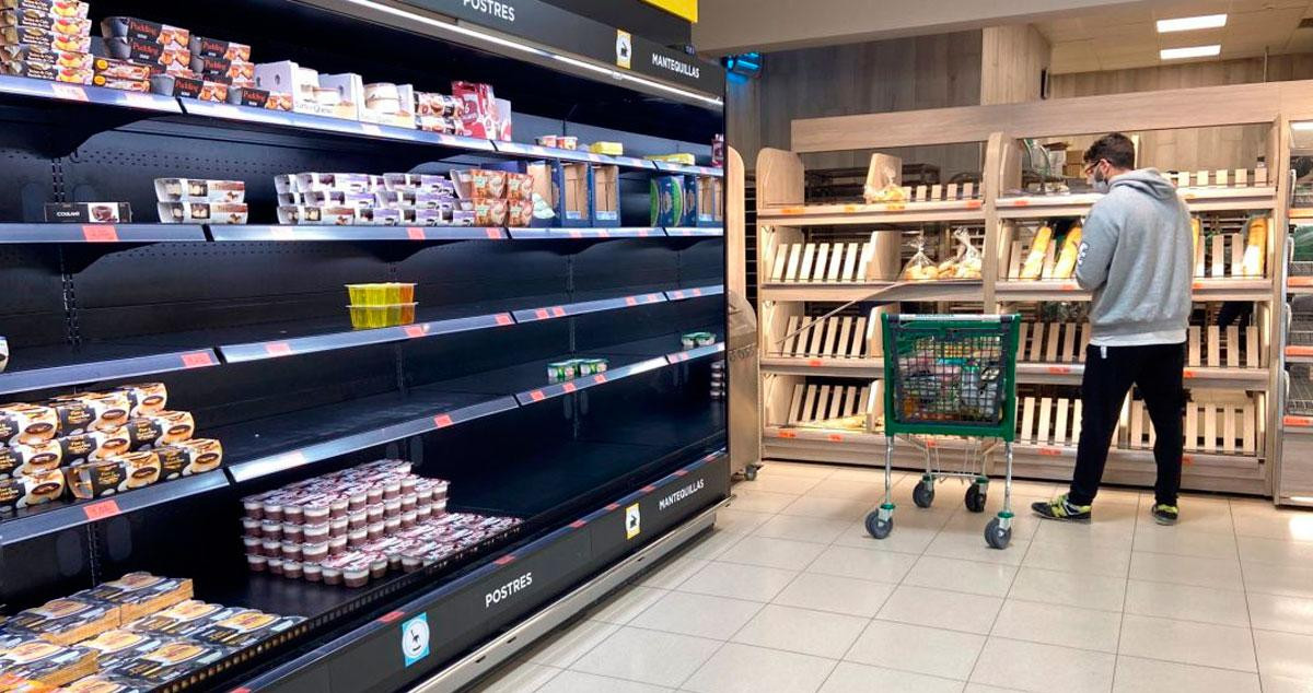 Un joven compra comida en un supermercado / EUROPA PRESS