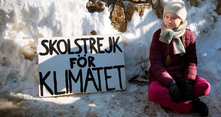 Greta Thunberg, con un cartel bajo el lema School Strike for Climate ('Huelga escolar por el clima') / EFE