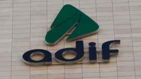Logo corporativo de Adif en la pared de una de las estaciones de tren / ADIF