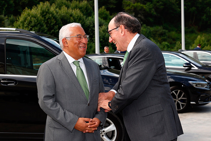 El presidente de Iberdrola, Ignacio Galán (dcha.), saluda al primer ministro portugués, Antonio Costa / IBERDROLA