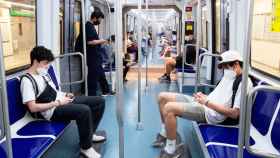 Dos pasajeros, viajando en un convoy del Metro de Barcelona / EFE