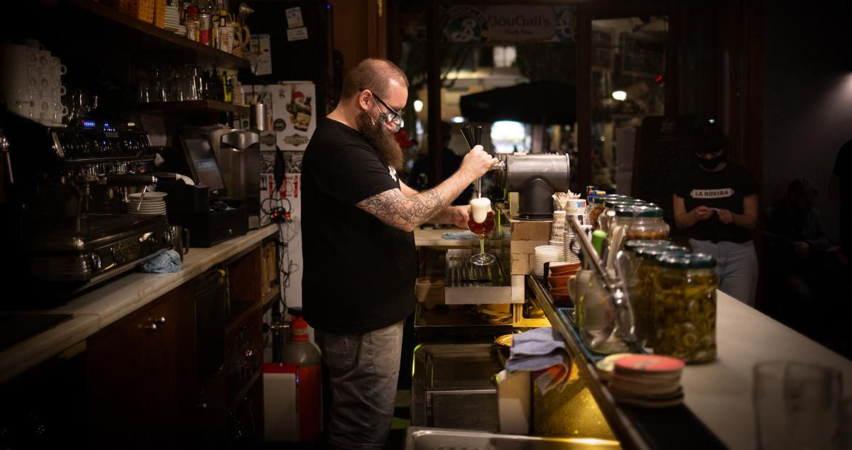 Un camarero en un bar de Barcelona, uno de los sectores donde más se ha notado el descenso del paro / EP