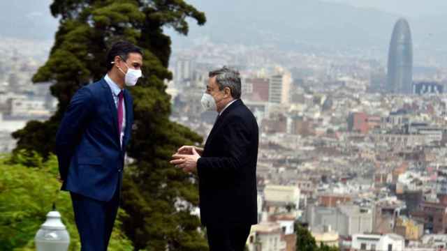 El primer ministro italiano, Mario Draghi (dcha.), conversa con su homónimo español, Pedro Sánchez, con Barcelona al fondo / EP