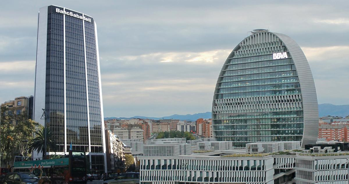 Sede del Sabadell (i) en Barcelona y sede de BBVA (d) en Madrid / CG
