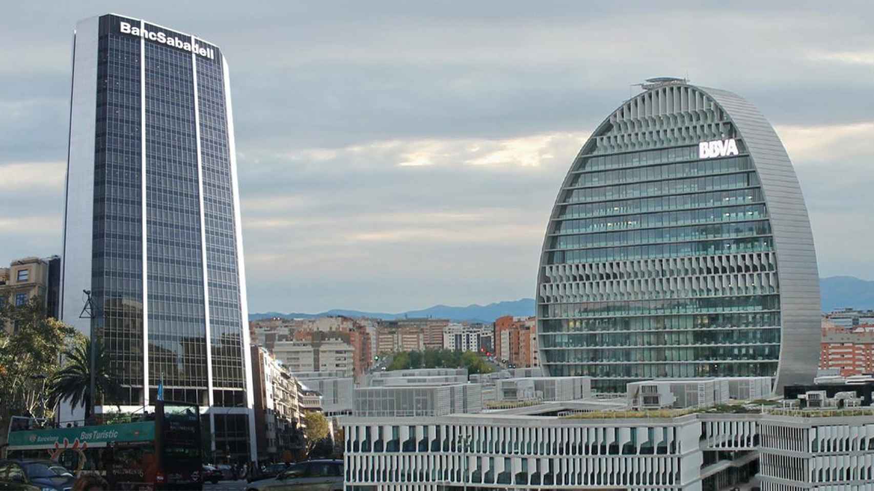 Sede del Sabadell (i) en Barcelona y sede de BBVA (d) en Madrid / CG
