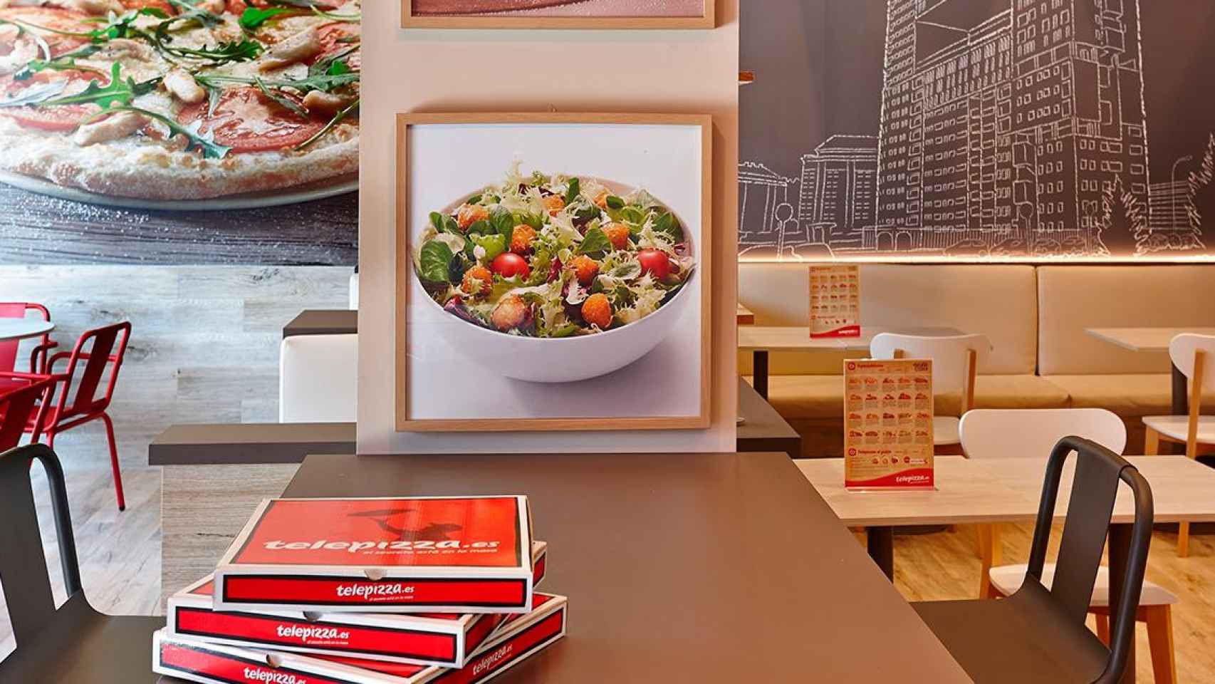 Un local de Telepizza con cajas de pizza en una mesa / EP