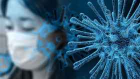 Mujer con mascarilla y coronavirus / PIXABAY