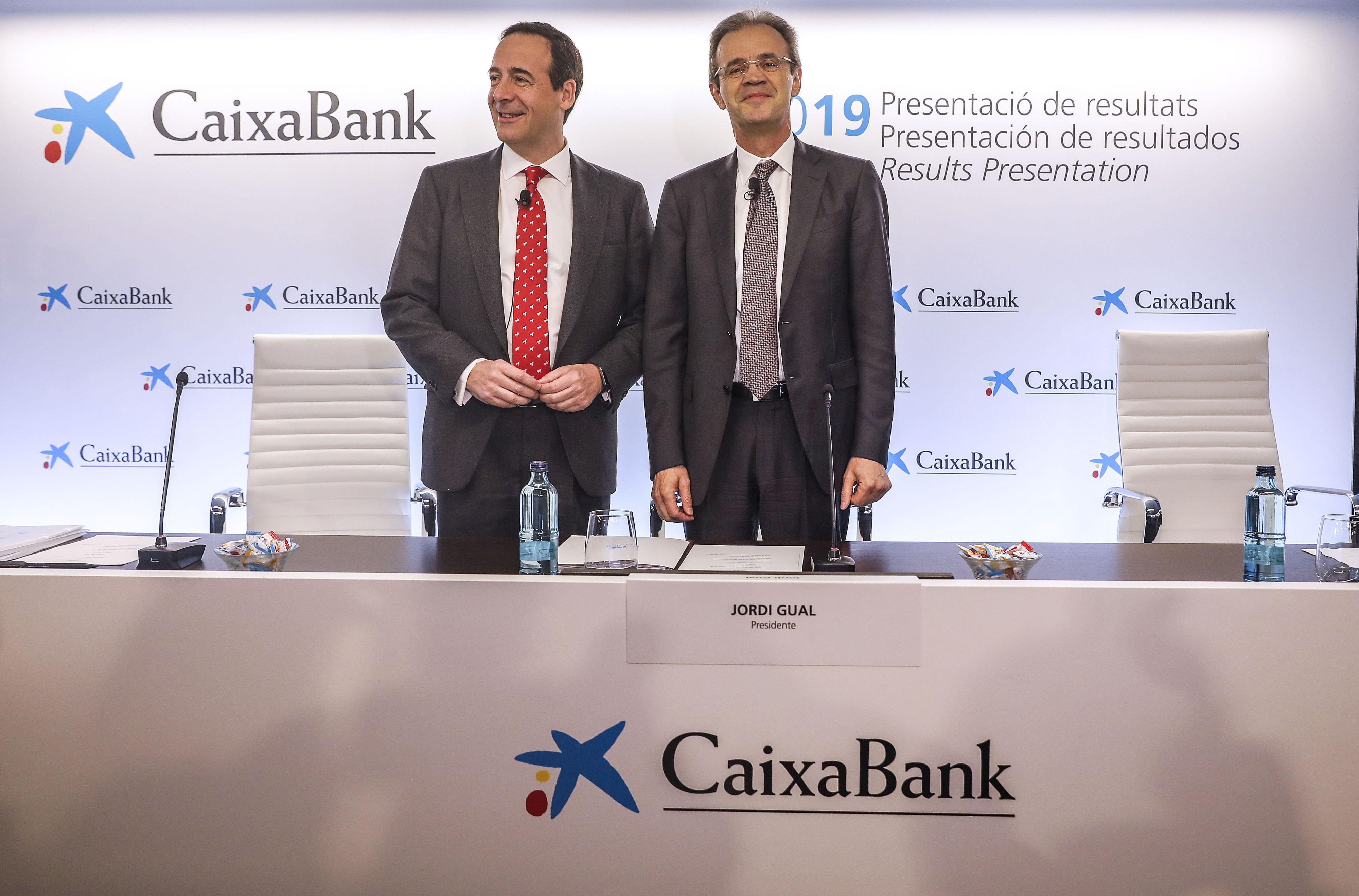 El consejero delegado de la entidad, Gonzalo Gortázar (izq), y el presidente de CaixaBank, Jordi Gual (dech) / EUROPA PRESS