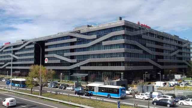 La sede de Vodafone España en Madrid desde un puente de la N-II / LUIS M. GARCÍA
