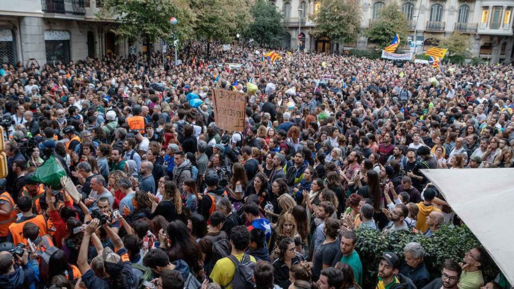 Concentración frente a la Delegación del Gobierno en la séptima jornada de protestas en Barcelona contra la sentencia del procés a 20 de octubre de 2019