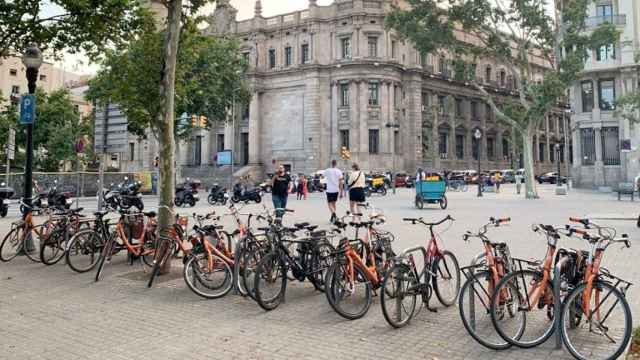 Varias bicis de alquiler aparcadas en una plaza de Barcelona / BICITOURS