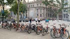 Varias bicis de alquiler aparcadas en una plaza de Barcelona / BICITOURS