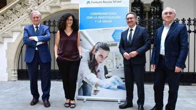 Valentín Fuster Carulla (i), director general de CNIC; Almudena R. Ramiro (2i), investigadora del Centro Nacional de Investigaciones Cardiovasculares; Jaume Giró (2d), director general de la Fundación Bancaria ”la Caixa”; y Elías Campo (d), investigador d