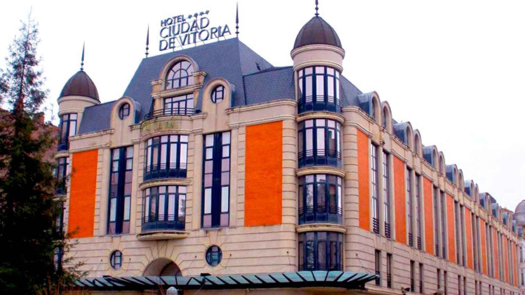 Hotel Ciudad de Vitoria (Hoteles Silken) del Grupo Urvasco en Vitoria / WP