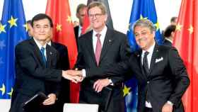 De derecha a izquierda, el presidente de SEAT, Luca de Meo; el presidente de Volkswagen Group China, Dr. Jochem Heizmann; y el presidente de JAC, An Jin, tras firmar pactos / SEAT