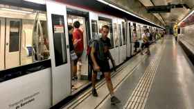 Usuarios del Metro de Barcelona, uno de los medios de transporte público de la primera corona catalana / CG