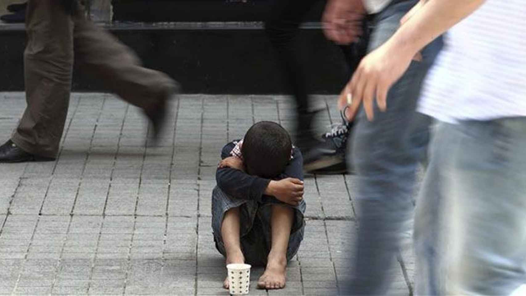 Niño sentado en la calle / EFE