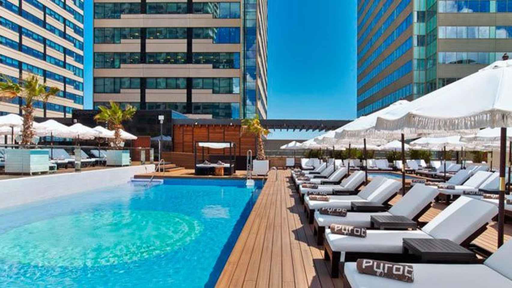 Zona de piscina del hotel Hilton Diagonal Mar de Barcelona / CG
