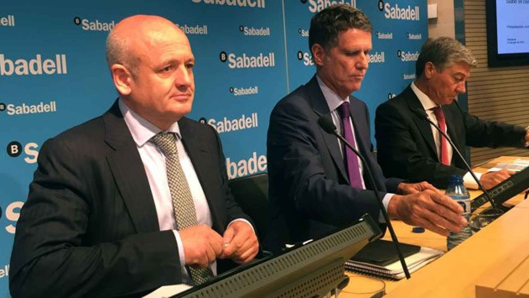 Jaume Guardiola (c), consejero delegado de Banco Sabadell junto a Tomás Varela (i), economista jefe de la entidad, y Gabriel Martínez (d), responsable de comunicación.