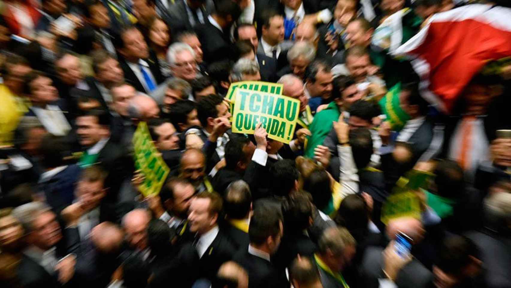 Algunos diputados celebran y otros protestan por la votación contra la presidenta Dilma Rousseff.