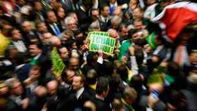 Algunos diputados celebran y otros protestan por la votación contra la presidenta Dilma Rousseff.