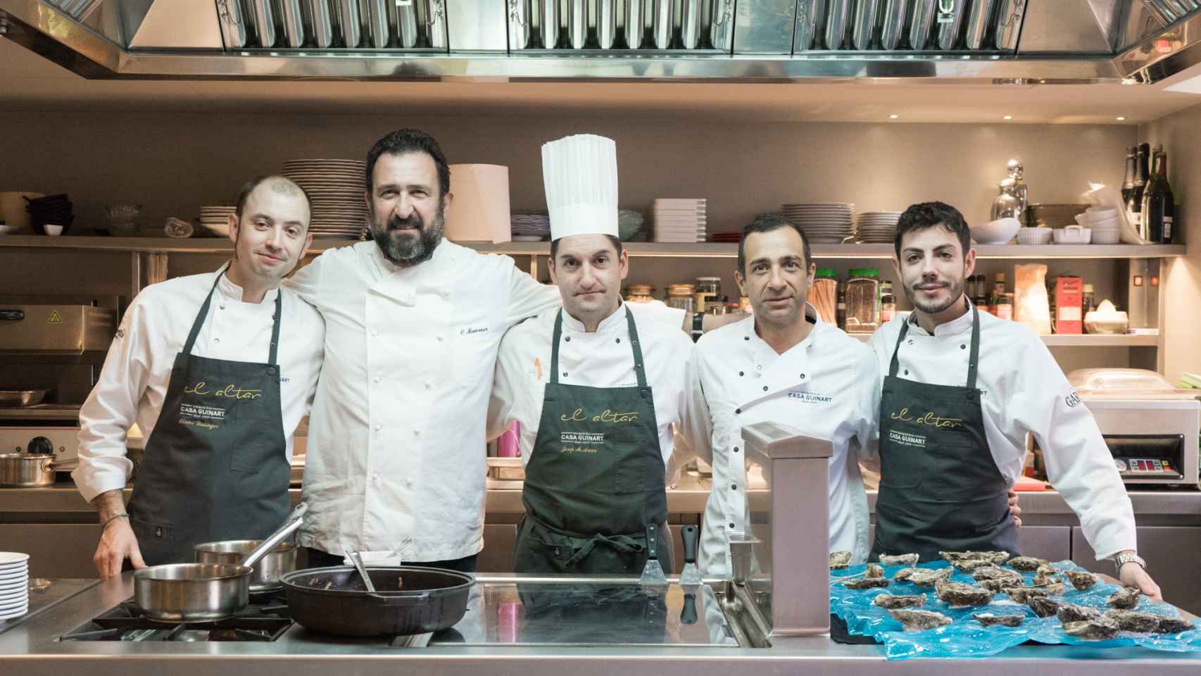 El equipo tras el restaurante 'El Altar' de la Boqueria de Barcelona / CG