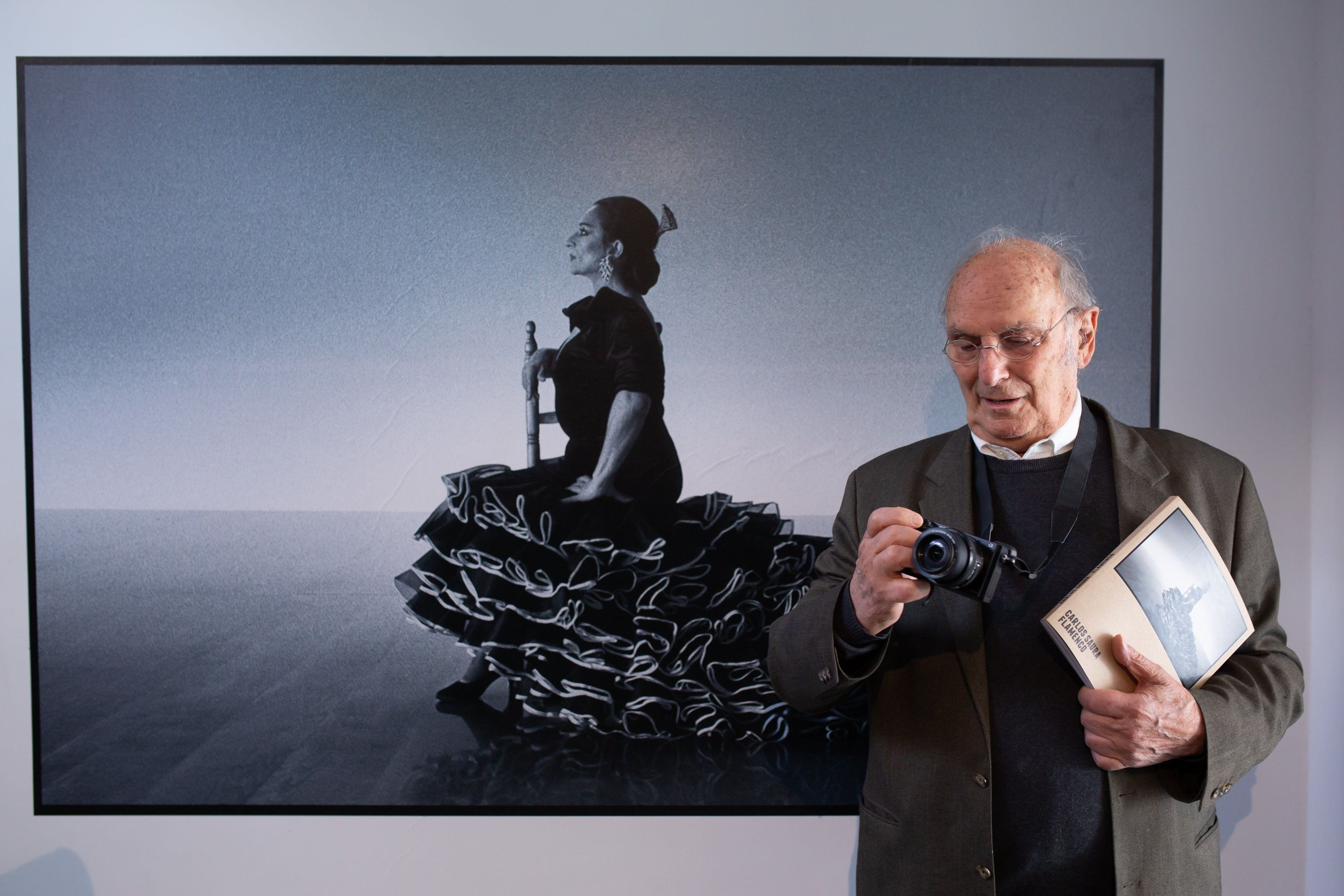 Carlos Saura, delante de una foto de Lola Flores, durante la presentación de la película 'Flamenco' / CARLOS DÍAZ (EFE)