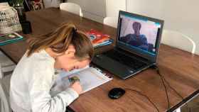 Una niña hace sus deberes con una niñera online