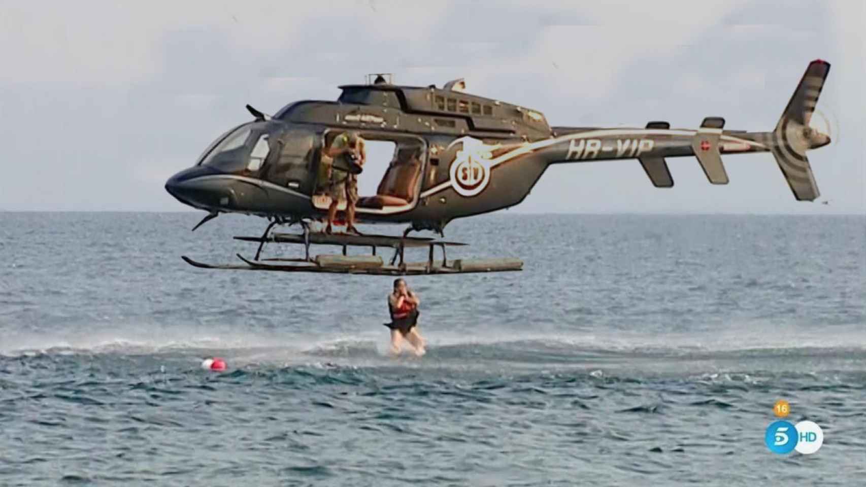 Captura del momento en el que Isabel Pantoja salta del helicóptero para participar en Superiviventes / MEDIASET