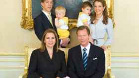 Los reyes de Luxemburgo junto al príncipe Luis y la princesa Tessy