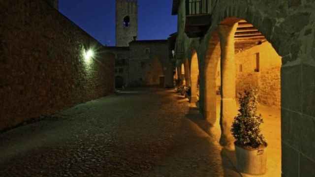 Imagen nocturna de la villa medieval de Santa Pau / TURISMO GARROTXA