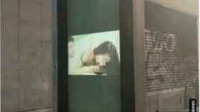 Una foto del vídeo X proyectado en plena calle Preciados de Madrid / Twitter