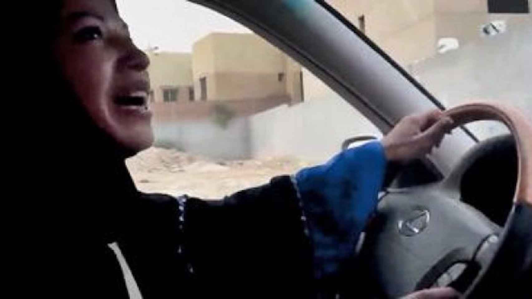 Una mujer conduce ilegalmente en Arabia Saudí