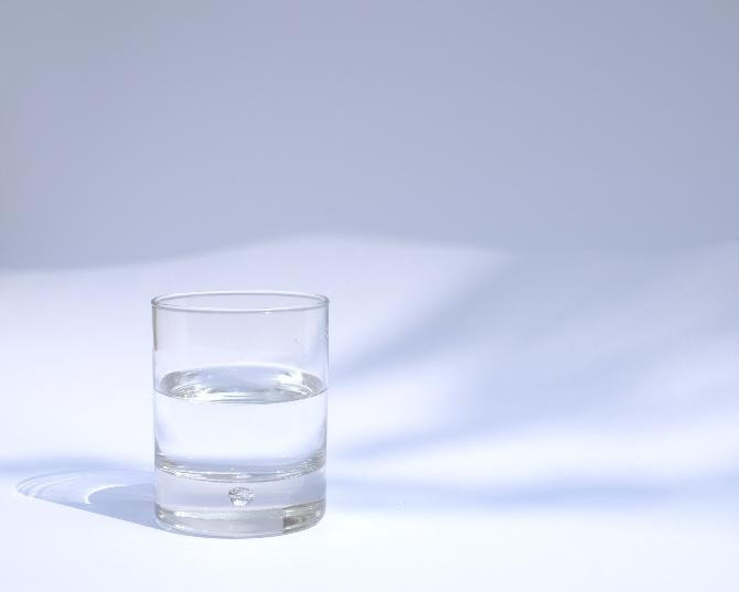 Un vaso de agua / Manu Schwendener en UNSPLASH