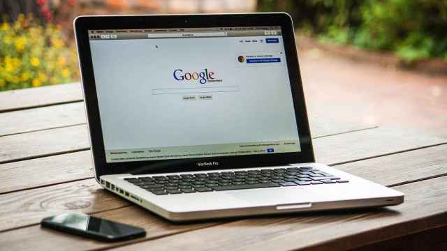 Ordenador con la página web de Google, el motor de búsqueda principal del posicionamiento SEO / PIXABAY