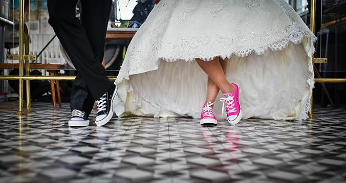 Novios luciendo zapatillas en su boda / PIXABAY