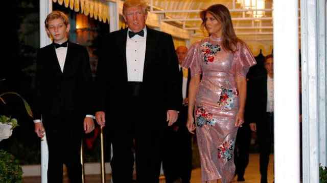 Melania Trump junto a su marido Donald Trump y su hijo Barron / EFE