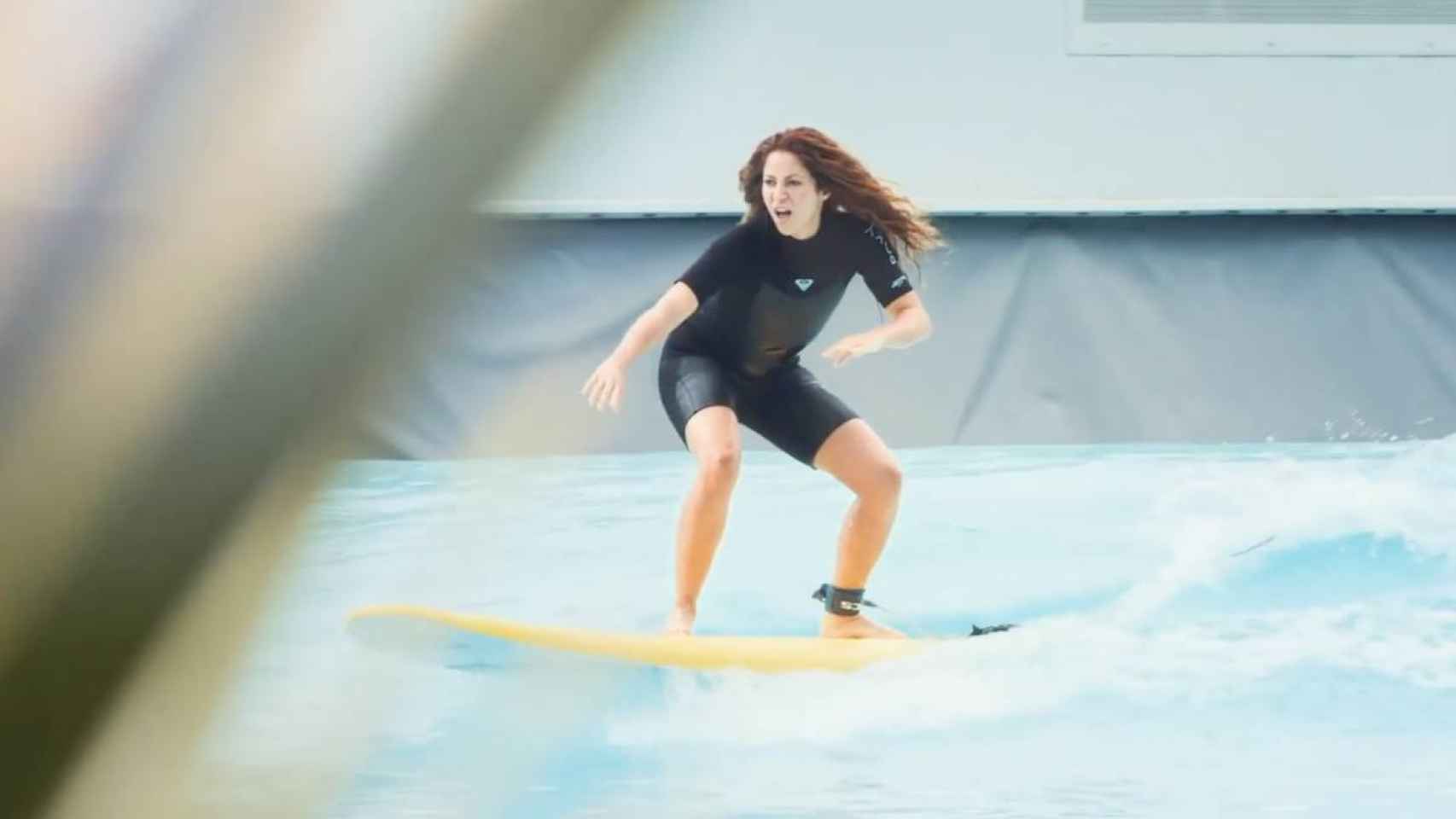 Shakira practicando surf