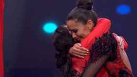 Cristina Pedroche abraza a su entrenadora tras superar 'El Desafío'