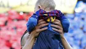 Jordi Alba levanta a su hijo, Piero, en el Camp Nou / INSTAGRAM